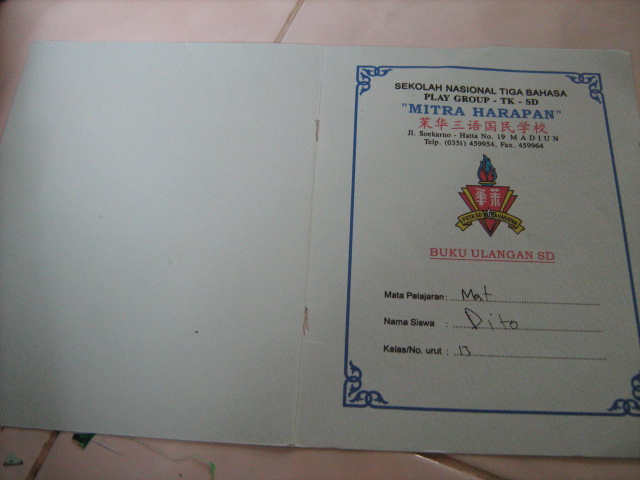 SIAPKAN KARTON TEBAL SIAP LIPAT, BISA JUGA MEMANFAATKAN COVER BUKU TULIS BEKAS TAHUN AJARAN LALU.