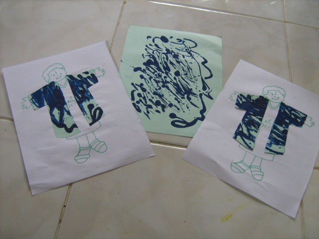 SETELAH MELIHAT HASIL YANG APIK, ANAK-ANAK MENYADARI TERNYATA HASIL KARYA MEREKA BISA BERGUNA, WALAU UNTUK BAJU-BAJUAN, KELAK MEREKA AKAN MEMBUAT YANG SESUNGGUHNYA.