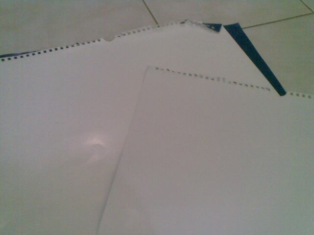 Siapkan tanggalan bekas, atau cover sebuah buku bekas  atau majalah bekas