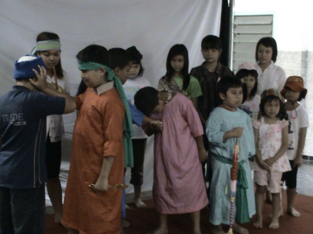 YESUS DITANGKAP, TERLIHAT PETRUS MENGGUNAKAN PEDANG, PERWIRA ROMAWI TELINGA TERPUTUS, SERTA YUDAS ISKARIOT MENCIUM YESUS. YESUS DITANGKAP, TERLIHAT PETRUS MENGGUNAKAN PEDANG, PERWIRA ROMAWI TELINGA TERPUTUS, SERTA YUDAS ISKARIOT MENCIUM YESUS.