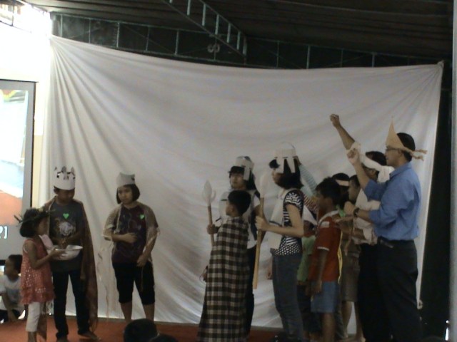 YESUS DIHADAPKAN PADA PILATUS, TERLIHAT PILATUS MENCUCI TANGAN DI BASKOM YESUS DIHADAPKAN PADA PILATUS, TERLIHAT PILATUS MENCUCI TANGAN DI BASKOM