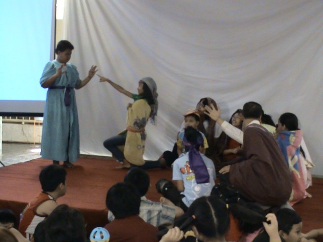 YESUS MENAMPAKKAN DIRI PADA THOMAS DAN KAWAN-KAWAN YESUS MENAMPAKKAN DIRI PADA THOMAS DAN KAWAN-KAWAN