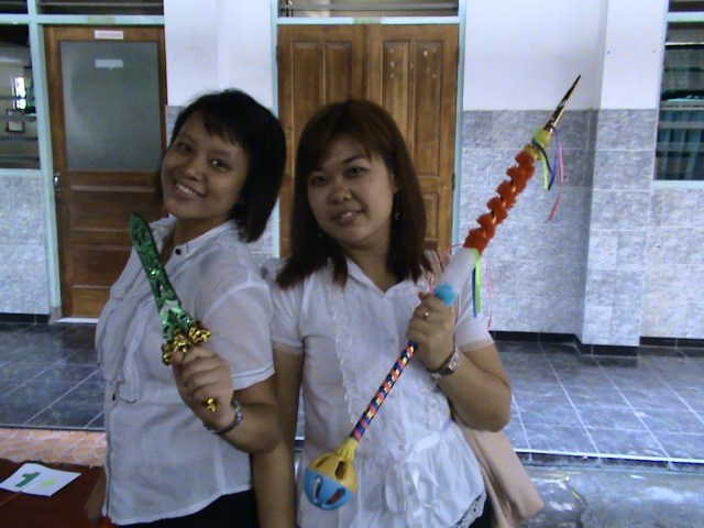 PEDANG MAINAN, DAN TONGKAT MAYORET MAINAN UNTUK PROPERTI BELI DI TOKO MAINAN ANAK. PEDANG MAINAN, DAN TONGKAT MAYORET MAINAN UNTUK PROPERTI BELI DI TOKO MAINAN ANAK.