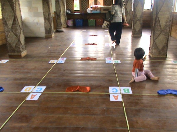 CONTOH PERSIAPAN RUANGAN YANG DISETTING UNTUK DUDUK DI LANTAI