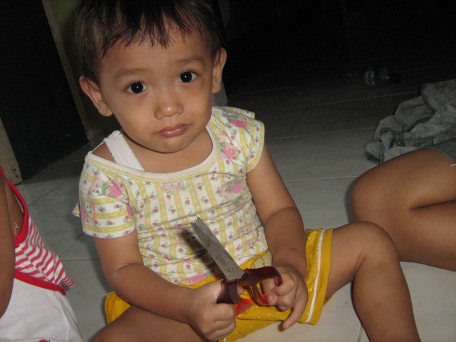 TAK KETINGGALAN MEMPERSIAPKAN GUNTING..HATI-HATI YA ADIK-ADIK..!!