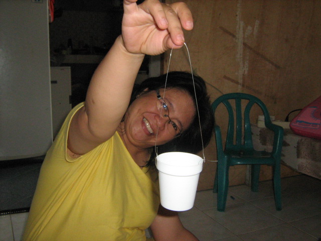 IKAT DENGAN TALI SENAR SAMA PANJANG ANTARA DUA GELAS TADI