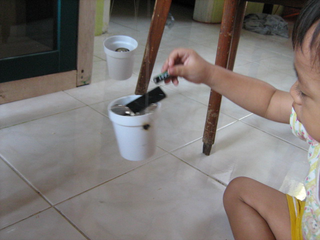 SENANGNYA MEMBANDINGKAN BERAT KUNCI YANG SATU DENGAN KUNCI YANG LAIN.