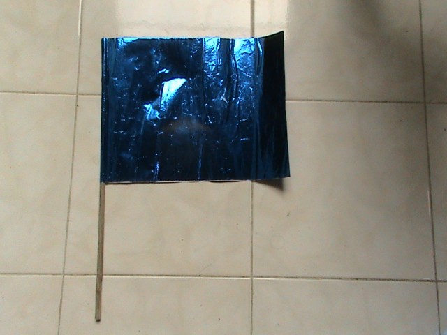 CONTOH BENDERA DARI KERTAS EMAS DAN TANGKAI BAMBU