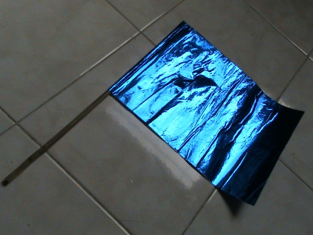 CONTOH BENDERA DARI KERTAS EMAS DAN TANGKAI BAMBU