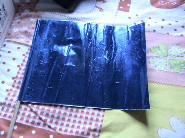 CONTOH BENDERA DARI KERTAS EMAS DAN TANGKAI BAMBU