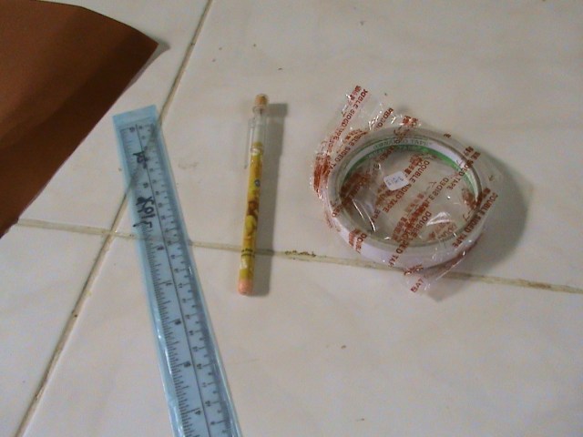 PENGGARIS, PENSIL RUNCING SERTA ESOLASI BOLAK BALIK DIPERSIAPKAN PENGGARIS, PENSIL RUNCING SERTA ESOLASI BOLAK BALIK DIPERSIAPKAN