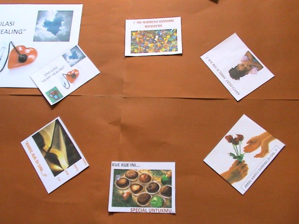 AREA PENGAMBILAN KARTU DAPAT ANDA SUSUN SESUAI SELERA ANDA DI TENGAH KARTON AREA PENGAMBILAN KARTU DAPAT ANDA SUSUN SESUAI SELERA ANDA DI TENGAH KARTON