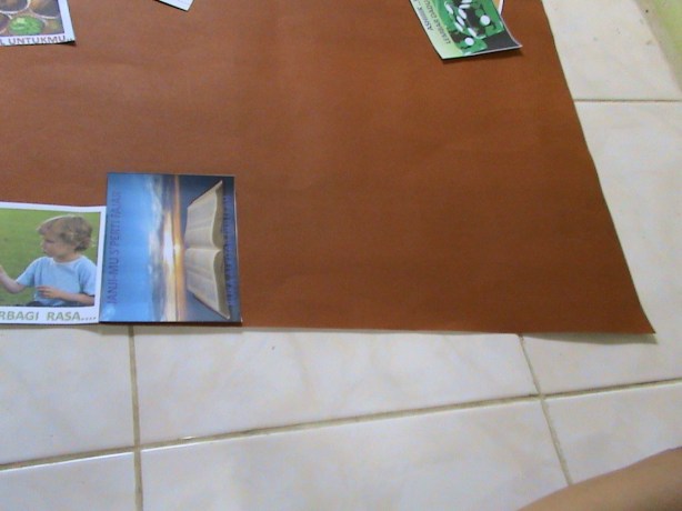 TENTU ADA SISA KERTAS BUKAN...DI UJUNG KANAN KARTON...? TENTU ADA SISA KERTAS BUKAN...DI UJUNG KANAN KARTON...?