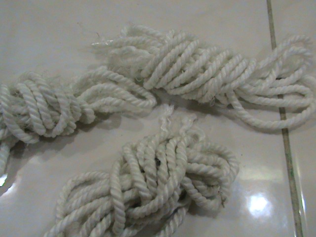 TALI YANG SUDAH DIPOTONG DENGAN PANJANG YANG SAMA UNTUK BERLATIH MENJULURKAN DENGAN IRAMA YANG SAMA