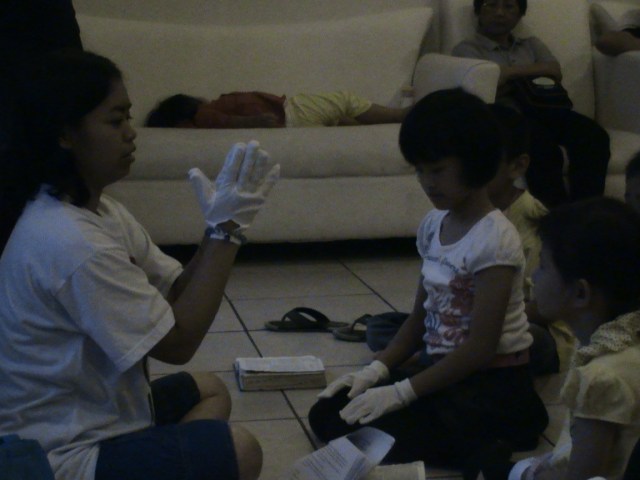 ANAK-ANAK TAMPAK ANTUSIAS SEKALI