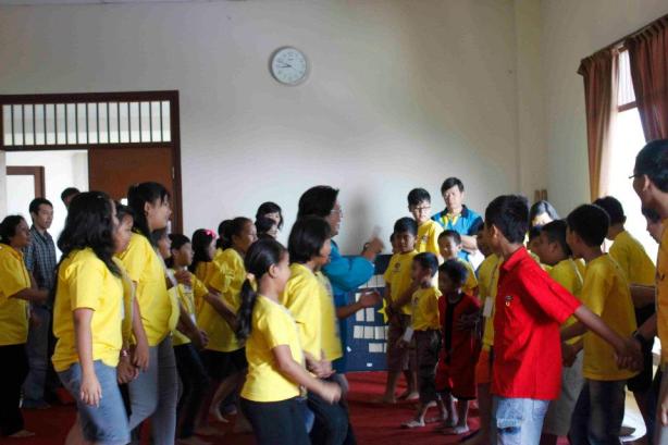 SUASANA PUJIAN KAMP JEMAAT GKI TEMANGGUNG DI SALIB PUTIH SALATIGA, KOMISI ANAK. 