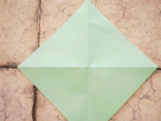 SIAPKAN SEBUAH KERTAS YANG SUDAH DILIPAT BERBENTUK LIPATAN  SALIB