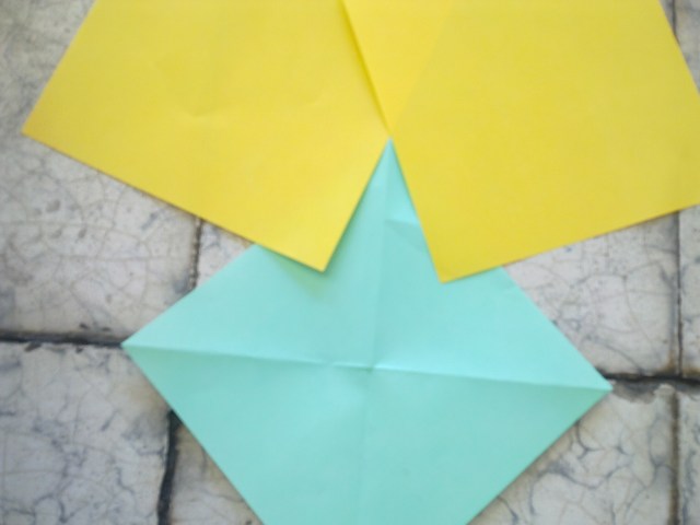 JEPIT SETIAP SUDUT DENGAN DUA KERTAS WARNA SAMA, PERHATIKAN SUDUTNYA PAS DI POJOK KERTAS DASAR