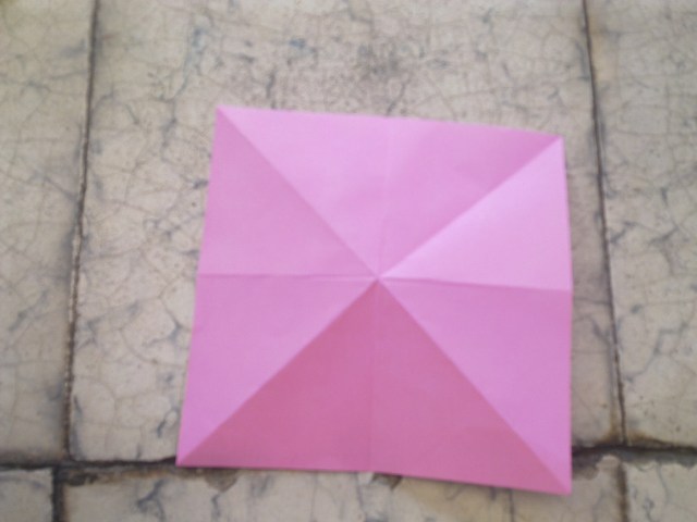 KINI BUAT DENGAN MELIPAT KERTAS DASAR DENGAN LIPATAN DUA BUAH SALIB BERSILANGAN