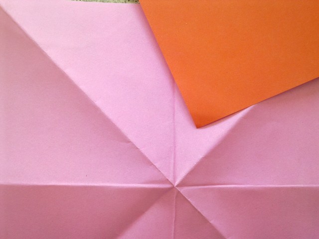 DENGAN HATI-HATI LETAKKAN WARNA LAIN DI SEBUAH SUDUT