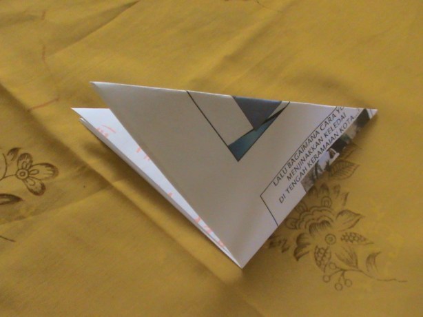 7. PASTIKAN LIPATAN TERBUKA DI SISI KIRI, DAN UJUNGNYA POSISI DI SEBELAH KANAN