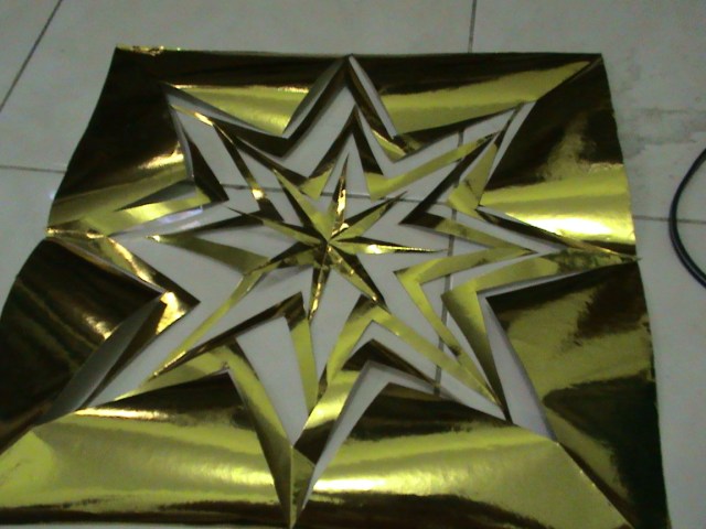 76, DISUSUN ULANG DARI BEBERAPA KEPING POTONGAN AWAL, MENEMUKAN BENTUK LEPAS. JIKA DIBERI TALI BISA BERPUTAR PADA POROS.