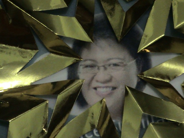 95. TAMPAK DEKAT, FOTO DAN HASIL GUNTINGAN BERUPA BINTANG