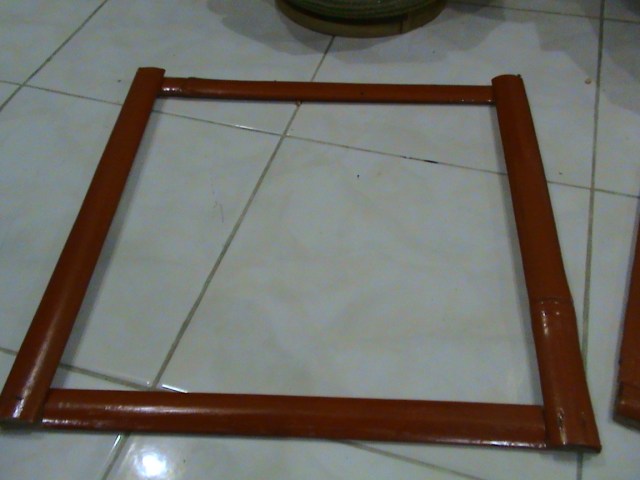 CONTOH BINGKAI DARI BAMBU YANG DICAT KAYU WARNA MERAH