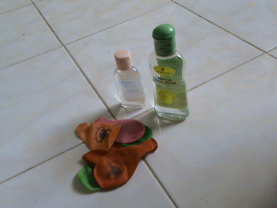 SIAPKAN BALON, BABY OIL DAN JUGA MINYAK KAYU PUTIH SIAPKAN BALON, BABY OIL DAN JUGA MINYAK KAYU PUTIH