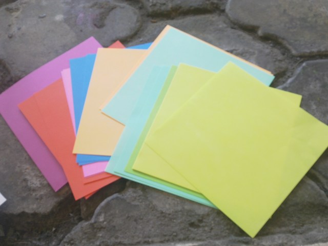 SEDIAKAN KERTAS LIPAT WARNA -WARNI YANG MENAWAN INI