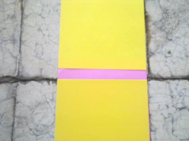 JEPIT KERTAS ALAS DENGAN DUA KERTAS WARNA LAIN, PAS DITENGAH