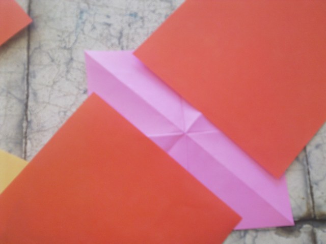 BUAT TUMPUKAN KERTAS LAIN SEHINGGA MENGAPIT SALAH SATU GARIS MIRING