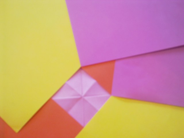 KINI TAMBAHKAN KERTAS LAIN MENYUDUT SEPERTI INI SEBAGAI KELOPAK BUNGANYA. BUAT YANG SAMA UNTUK KEEMPAT SISINYA