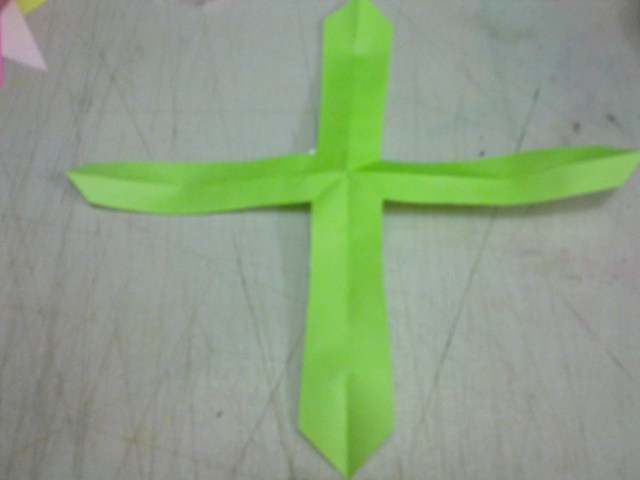 HASIL GUNTINGAN JADI GAMBAR SALIB KRISTUS YANG DIKOTBAHKAN OLEH PETRUS