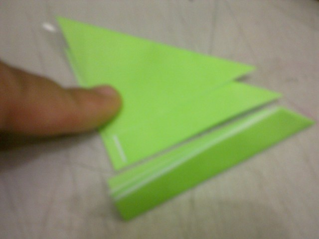 KINI BUAT DENGAN KERTAS LAIN WARNA SAMA, DENGAN MENGGUNTING SESEDERHANA INI, KALAU KERTAS PERTAMA TADI MENGGUNTING SISI MIRING, KINI DI KERTAS KEDUA MENGGUNTING SISI ALAS