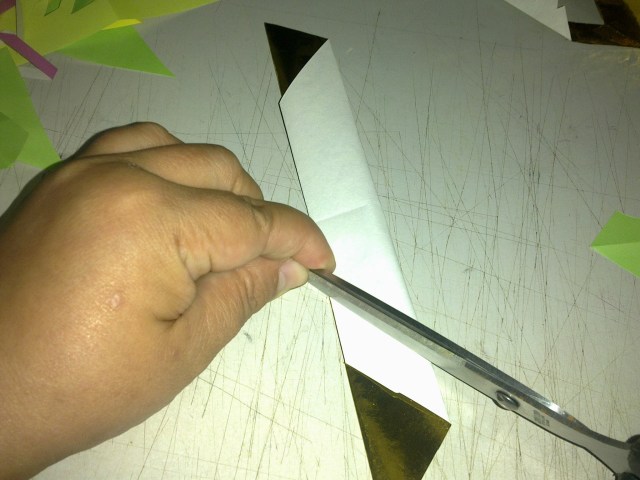 SENGAJA SAYA LETAKKAN GUNTING UNTUK MENUNJUKKAN ARAH GUNTINGAN PADA ANDA SENGAJA SAYA LETAKKAN GUNTING UNTUK MENUNJUKKAN ARAH GUNTINGAN PADA ANDA