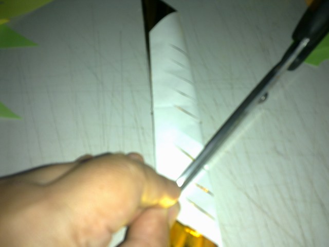 KINI SAYA LETAKKAN GUNTING UNTUK MENUNJUKKAN ARAH GUNTINGAN BERIKUTNYA PADA ANDA KINI SAYA LETAKKAN GUNTING UNTUK MENUNJUKKAN ARAH GUNTINGAN BERIKUTNYA PADA ANDA