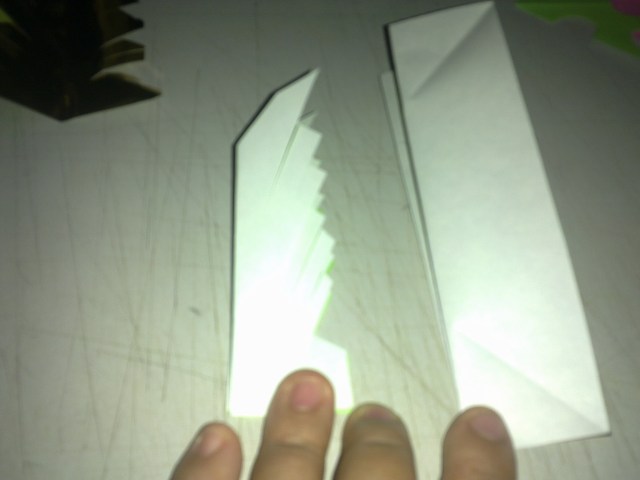 KITA AKAN MENIRU POLA POTONGAN YANG KIRI DI KERTAS UTUH KANAN, PASTIKAN POSISI KERTAS SEPERTI DI FOTO ATAS SEBELUM FOTO INI KITA AKAN MENIRU POLA POTONGAN YANG KIRI DI KERTAS UTUH KANAN, PASTIKAN POSISI KERTAS SEPERTI DI FOTO ATAS SEBELUM FOTO INI