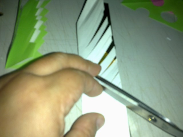 KINI SAYA MELETAKKAN GUNTING SAYA DENGAN ARAH BERLAWANAN UNTUK MEMBERI GAMBARAN PADA ANDA ARAH GUNTINGAN BERIKUTNYA KINI SAYA MELETAKKAN GUNTING SAYA DENGAN ARAH BERLAWANAN UNTUK MEMBERI GAMBARAN PADA ANDA ARAH GUNTINGAN BERIKUTNYA