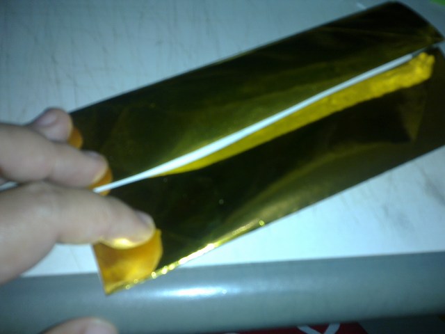 LIPAT SEKALI LAGI, DAN SISA KERTAS BUAT LIPATAN SAMA KEDUANYA KE ARAH TENGAH