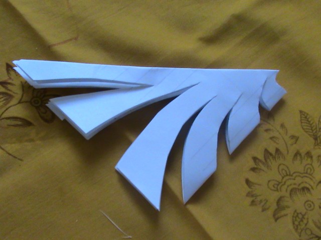 24. IKUTI POLA GUNTINGAN INI. PERHATIKAN GUNTINGAN PADA SUDUT KANAN, UNTUK POLA PUNGA HINDARI BENTUK MENYUDUT TAJAM MELAINKAN PAKAI BENTUK MELENGKUNG, SEDANGKAN VARIASI GUNTINGAN LAINNYA BEBAS, YANG PENTING POLA SUDUT ADALAH POLA BUNGA. 