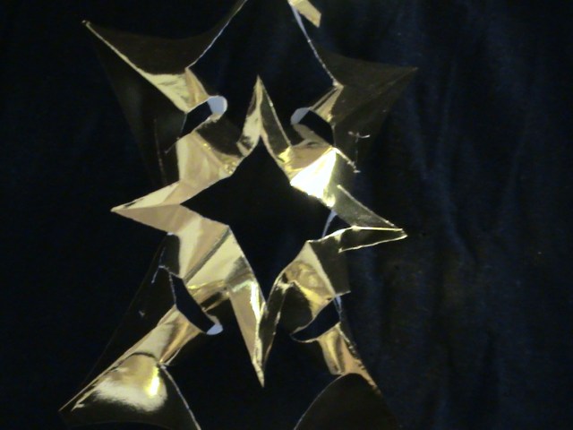 TAMPAK DEKAT DARI SATU KEPING SALIB