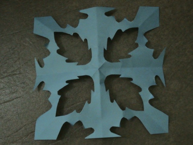 INGIN MENGGUNTING BENTUK DAUN SPERTI INI?