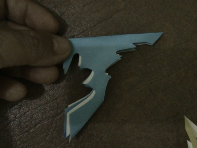 IKUTI POLA GUNTINGAN SETENGAH LIPATAN  DAUN BERGERIGI INI