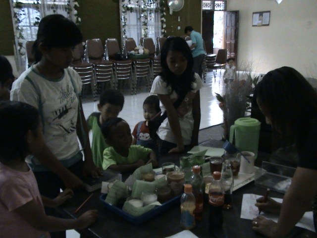 MENGGABUNGKAN METODE RASA, AROMA, TEKSTUR MAKANAN,WARNA MAKANAN UNTUK MENGGAMBARKAN DIRI SENDIRI