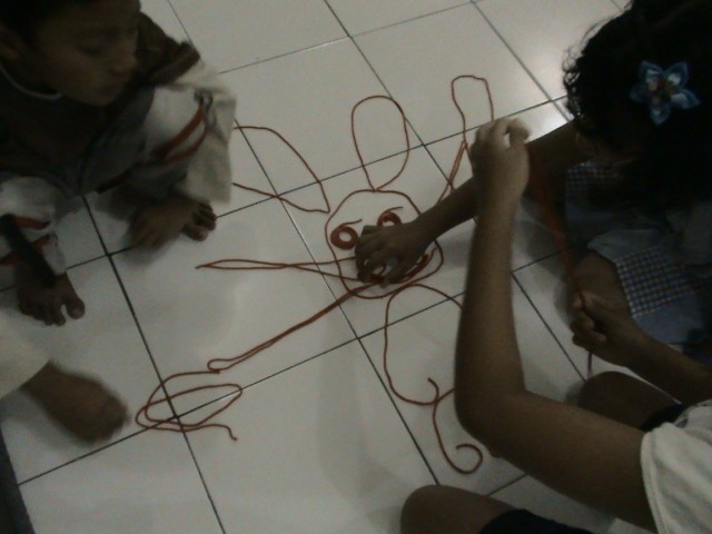 MENGGAMBAR SECARA ESTAFET UNTUK MELIHAT PERENCANAAN STEP LUKISAN BERIKUT OLEH SI PELUKIS