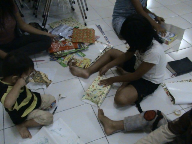 MELIHAT KONSEP RUANG DAN BENTUK DALAM SENI MEMBUNGKUS KADO