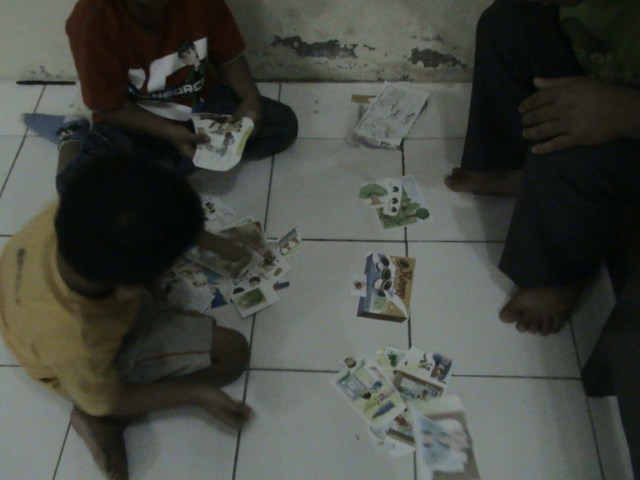 KELAS KECIL MENGELOMPOKKAN GAMBAR DARI SEJUMLAH POTONGAN KLIPING GAMBAR MAJALAH