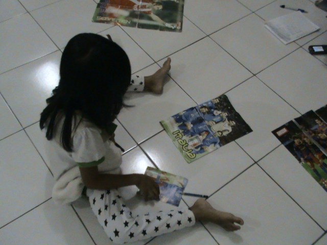 MENYUSUN PUZZLE POSTER MAJALAH BOLA