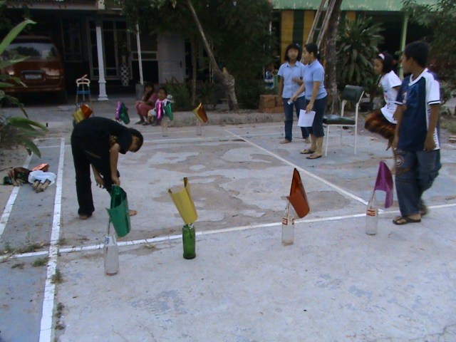 MEMINDAHKAN BENDERA SESUAI WARNANYA